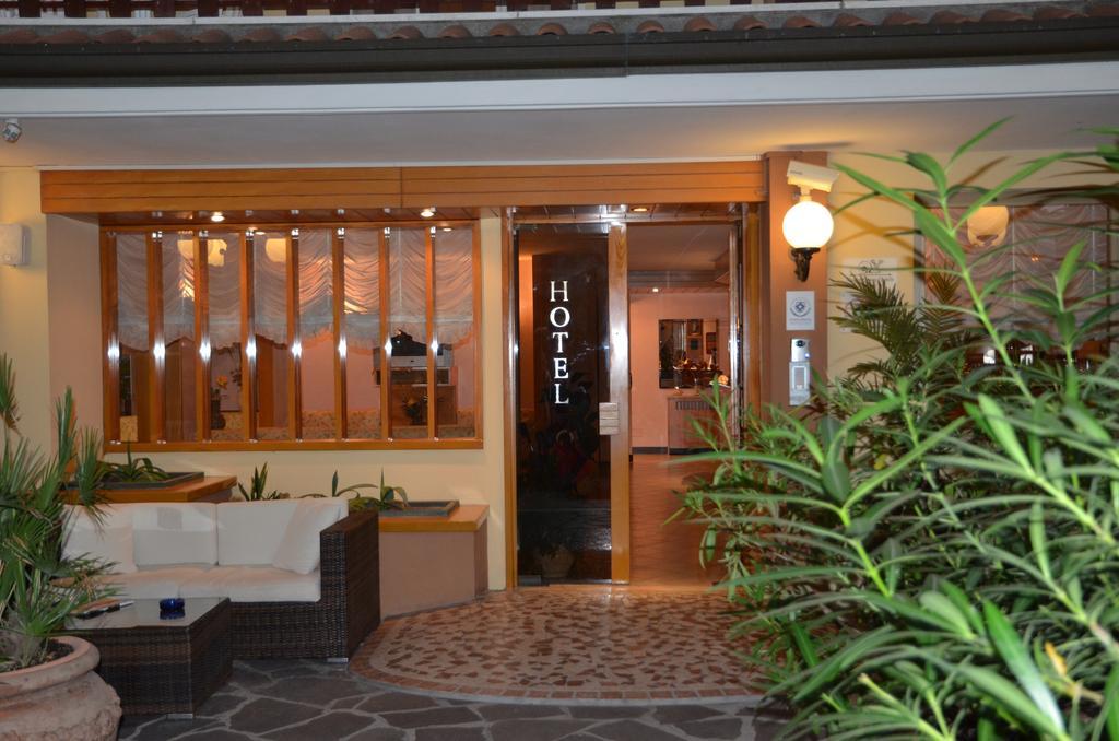 Hotel Monique Cervia Exterior foto